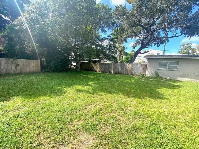 Building Photo - Spacious 3/2 home available now, and conveniently located near downtown and Manatee Hospital