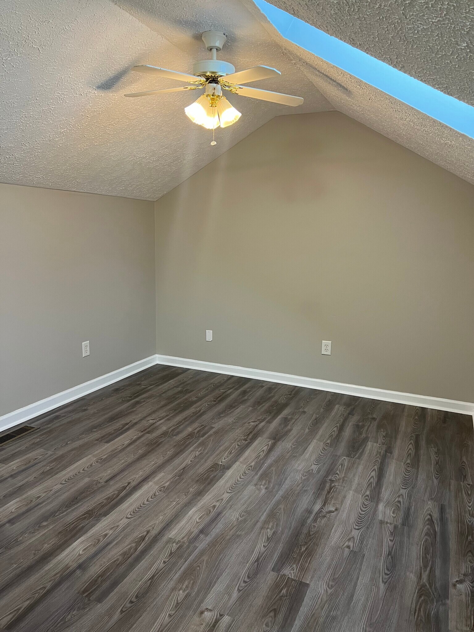 Building Photo - 633 Beaverview Dr