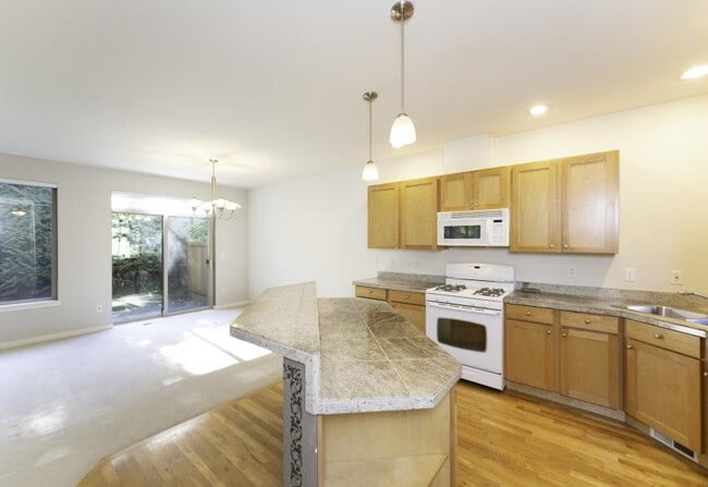 Building Photo - 3 bedroom in Kirkland WA 98033