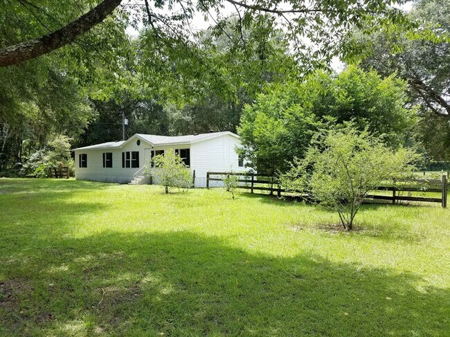 Building Photo - 3 Bed 2 Bath Bring your horses or livestock, the property is zoned agriculture