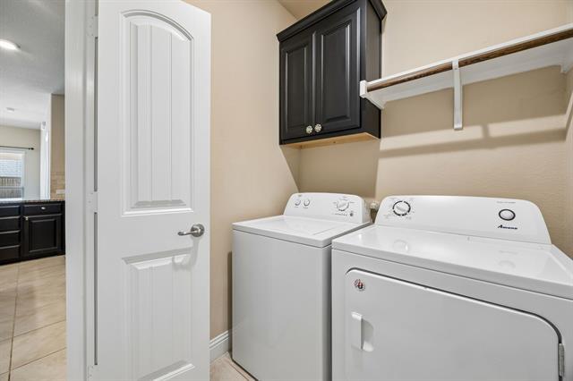 Building Photo - 945 Bluebird Way