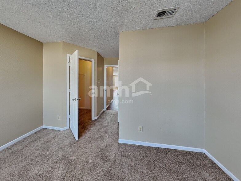 Building Photo - 6765 W Littleton Dr