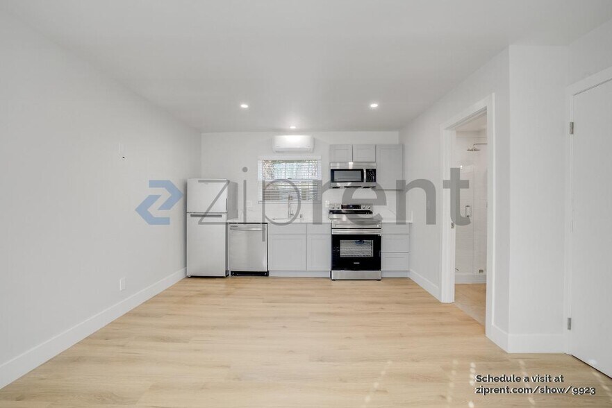 Building Photo - Unit B