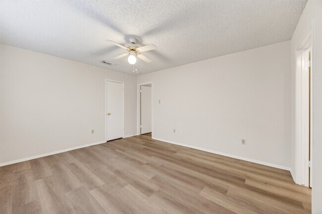 Building Photo - 12047 Plumpoint Dr