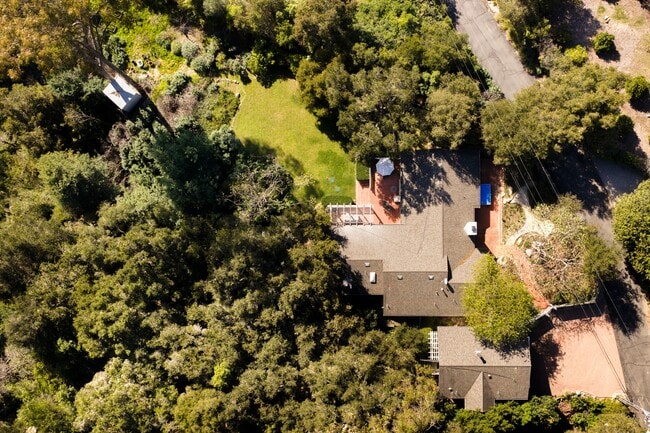 Building Photo - 2915 Hidden Valley Ln