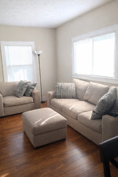 Building Photo - 821 Diamond Ave NE