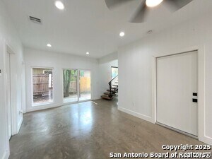 Building Photo - 2615 S Flores St