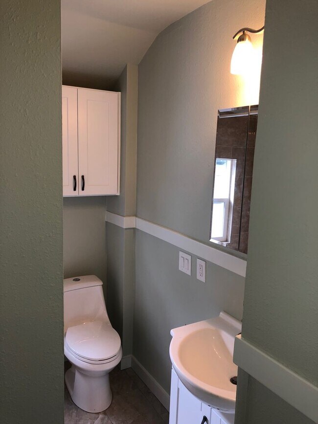 Building Photo - University Duplex