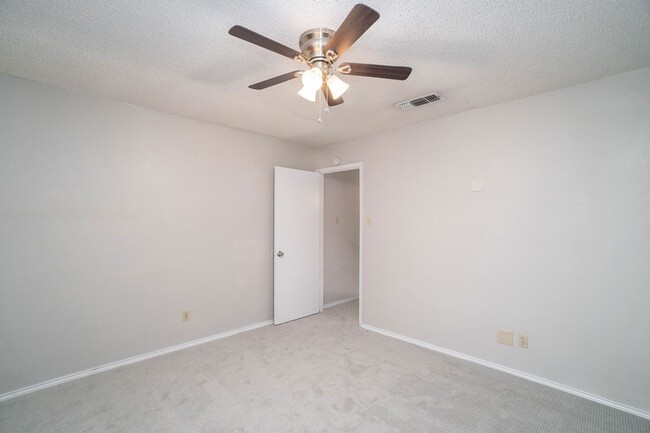 Building Photo - 3301 Aurora St