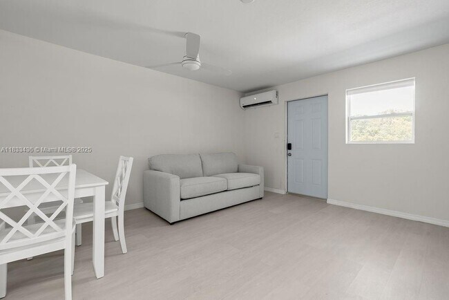 Building Photo - 2305 Tamarind Dr