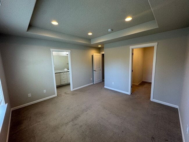 Building Photo - Amazing 3 bedroom home