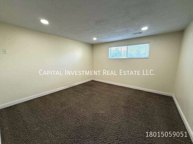 Building Photo - 1102 E Sego Lily Dr