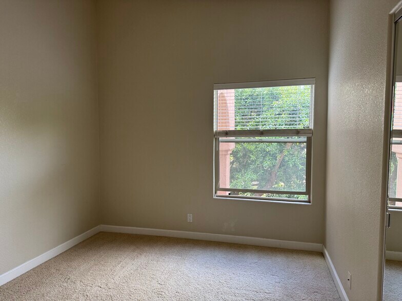 2nd bedroom with mirrored closet doors - 380 Greendale Ct