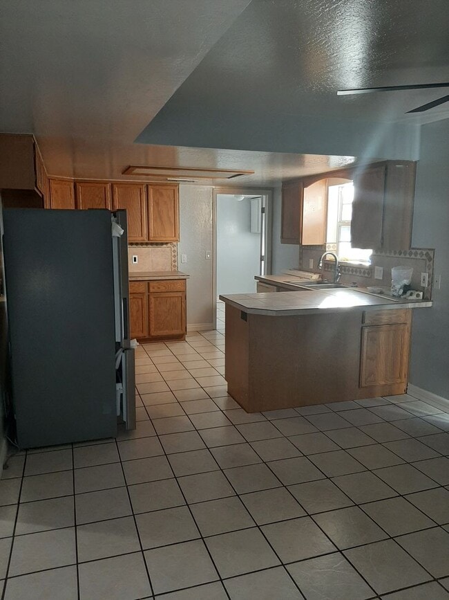 Building Photo - Amazing Panoramic Views & Room to Spread o...