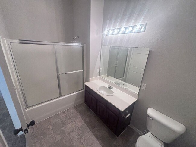Building Photo - 2 Bed + Den/ 2 Bath 2nd floor condo in Gat...