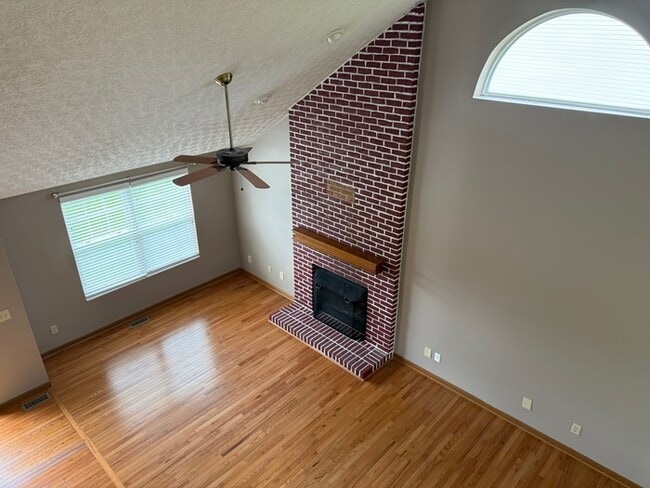 Building Photo - Gorgeous home with large backyard