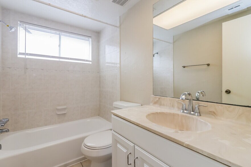 Building Photo - 8419 Old Meadow Ln