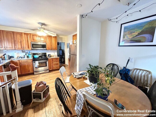 Building Photo - 5 Bed. 2 Full Bathrooms in Mission Hill, L...