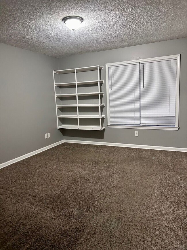 Building Photo - Very Nice Home in Stage Park Meadows