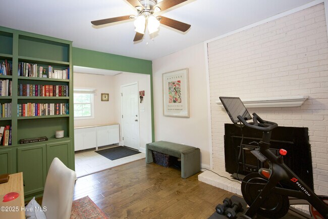 Building Photo - 215 S Pinehurst St