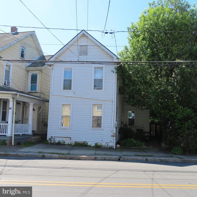 Building Photo - 636 Broad St