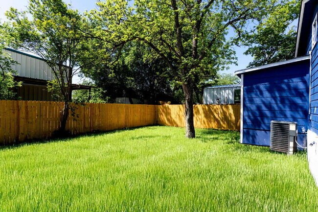 Building Photo - 146 Leroux St