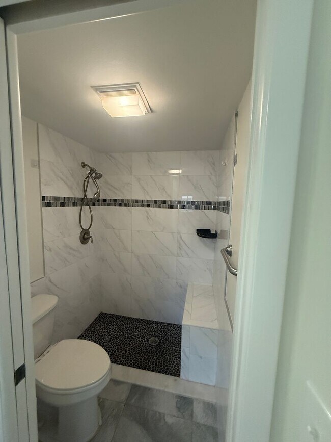 Building Photo - 2 Bed | 2 Bath | Updated Condo | Covered Parking