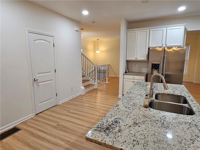 Building Photo - 650 Sunset Park Dr