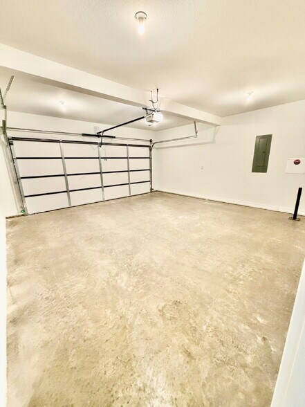 Building Photo - "Spacious 4-Bed, 3-Bath Gem on Woodrush Drive – Your Perfect Clarksville Retreat!"