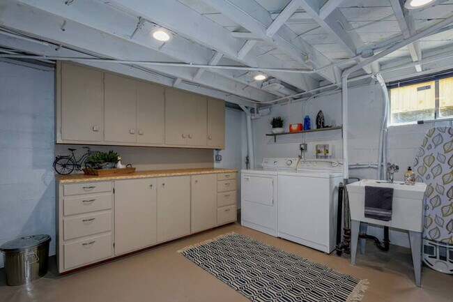 Building Photo - 4401 NW Columbia St