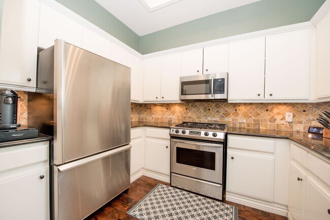 Building Photo - Costa Mesa Newport Heights Stunner!
