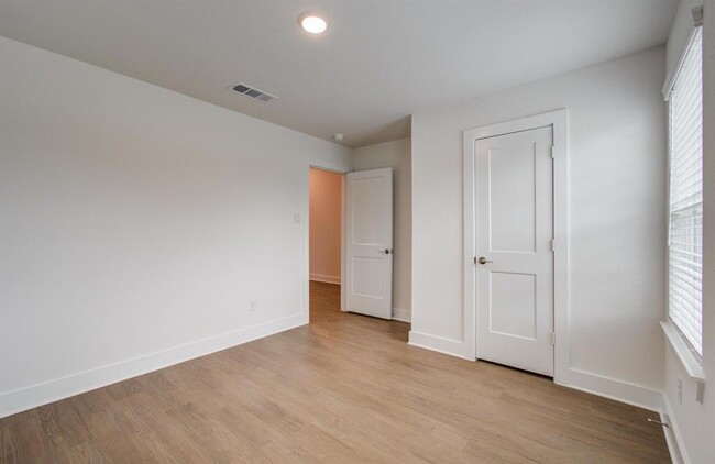 Building Photo - 8627 Pier Cove Dr