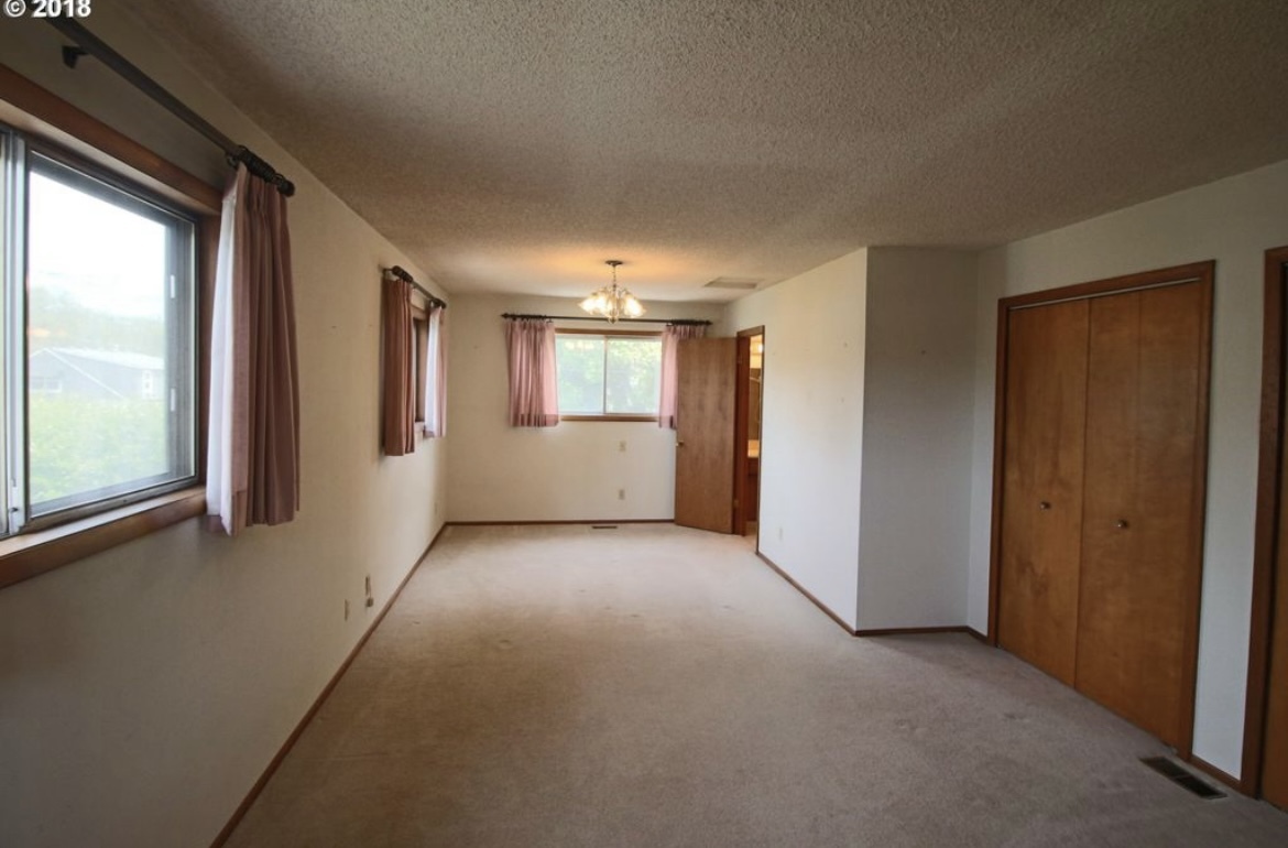 Upstairs Bedroom with bathroom - 7212 N Hodge Ave