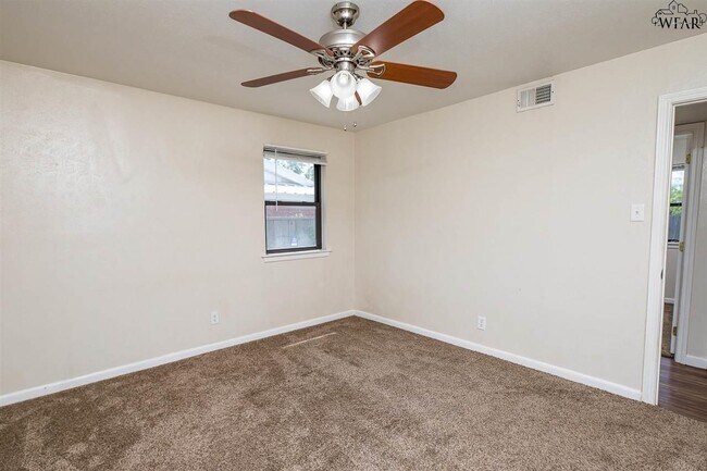 Building Photo - 4004 Hooper Dr