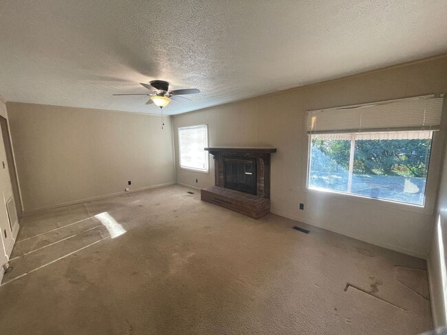 Building Photo - 3 bedroom 2 bathroom  house available now!  Bonus Room!