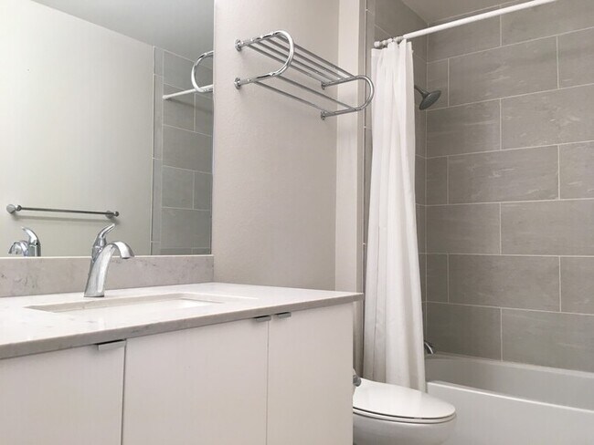 Building Photo - Charming One Bedroom in Cove at Marina Bay