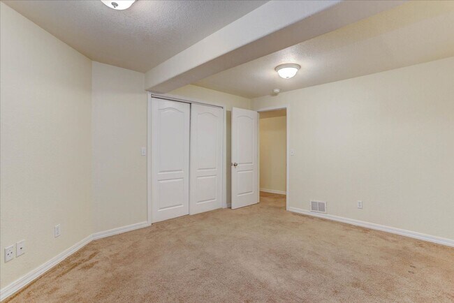 Building Photo - 930 Button Rock Dr