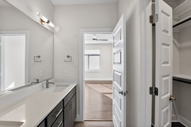 Building Photo - 4 Week Free Move-In Incentive!! Modern Luxury Townhome in Gated Community – Rooftop Balcony & Pre...