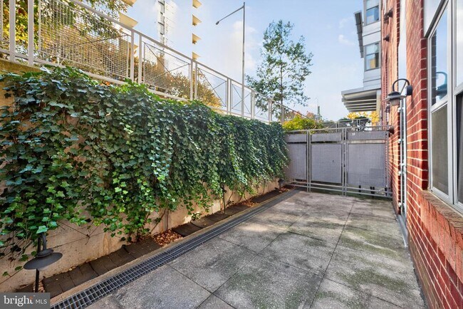 Building Photo - 1300 N St NW