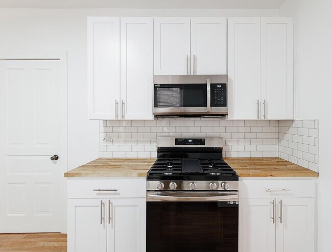 Building Photo - 1430 W Superior St