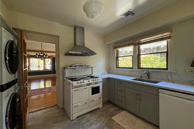 Building Photo - 1270 Mar Vista Ave