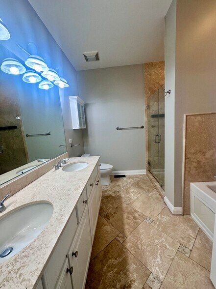 Primary bath - 3122 N Paulina St
