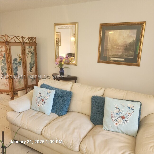 Building Photo - 10004 Twin Lakes Dr