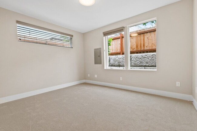 Building Photo - ULTRA-MODERN Townhome w/AC and Views in th...