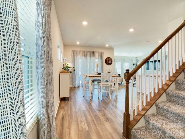 Building Photo - 4009 Woodland View Dr