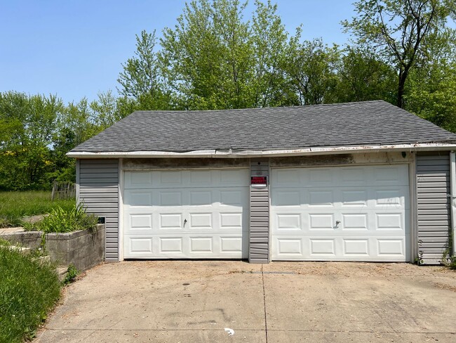 Building Photo - Cute 2 Bedroom Ranch with 2 car garage