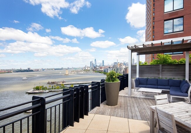 Building Photo - 400 Chambers St