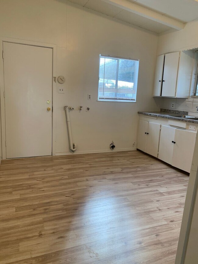 Building Photo - 2 Bedroom 1 Bath