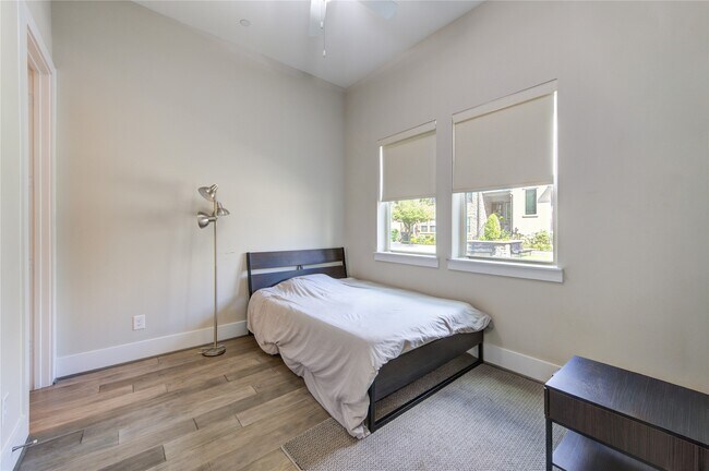 Building Photo - 2661 Fountain Key Blvd