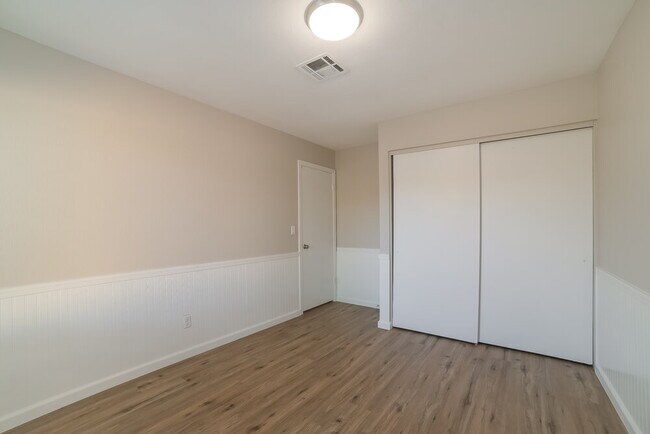 Building Photo - 677 W Shawnee Dr